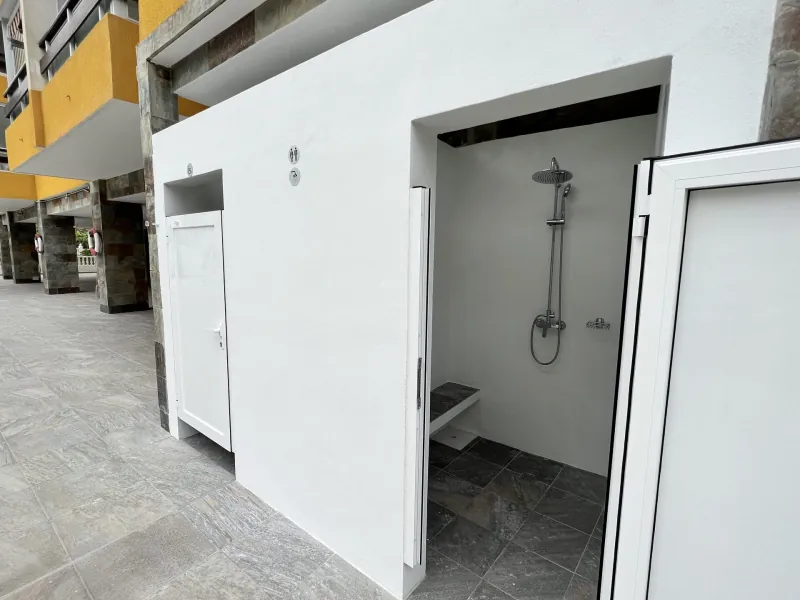 Barrierefreie Dusche und WC am Pool
