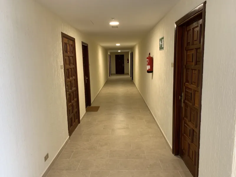 Gepflegter Hausflur mit Holztüren im Acapulco III