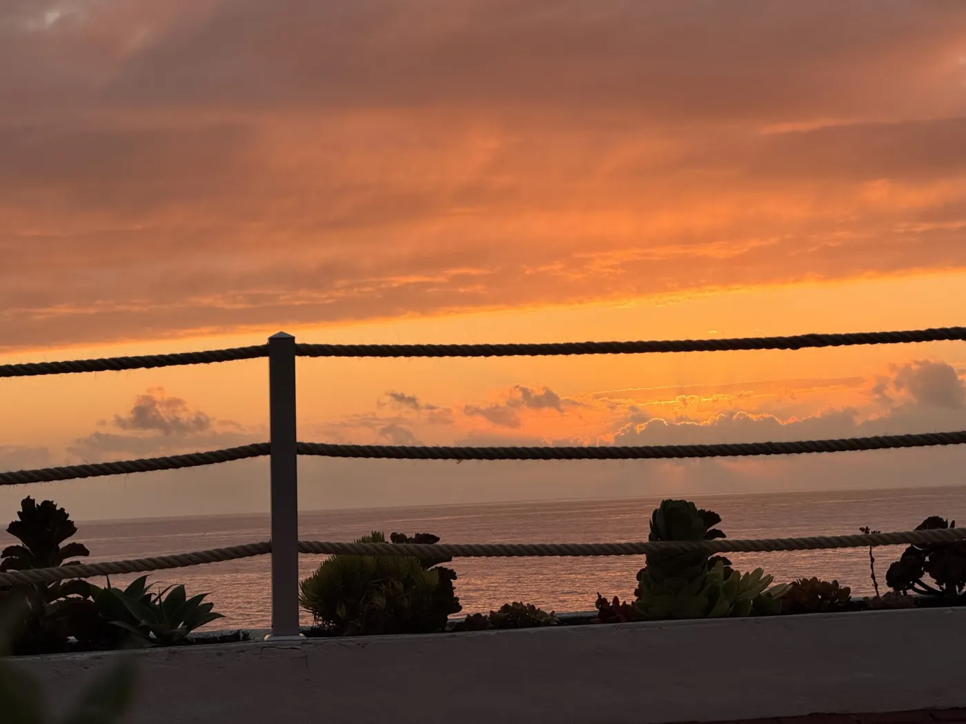 Sonnenuntergang über dem Meer, Blick von der Terrasse